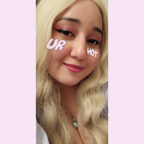 Meet your Posher, Cesia - Picture 1 of 4